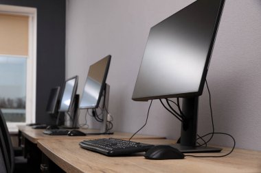 Açık uzay ofisindeki birçok modern bilgisayar