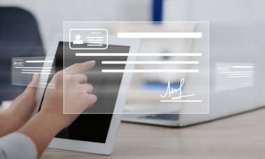 Elektronik imza kavramı. Ofiste modern tablet kullanan kadın, yakın çekim