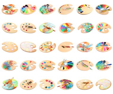 Beyaz arka planda boya ve fırçalı paletler, kolaj