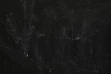 Tebeşir siyah karatahtaya yakın plan olarak kazınmış. Metin için boşluk