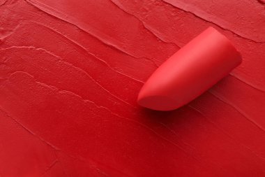 Arka plan olarak kırmızı ruj, üst manzara. Metin için boşluk