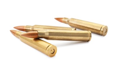 Beyaz arka planda bir sürü kurşun var. Askeri mühimmat.