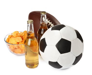 Farklı futbol topları, beyaz arka planda bira ve cips.