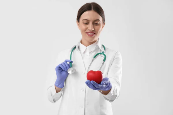 Steteskoplu Doktor Beyaz Arka Planda Kırmızı Kalp Kardiyoloji Kavramı — Stok fotoğraf