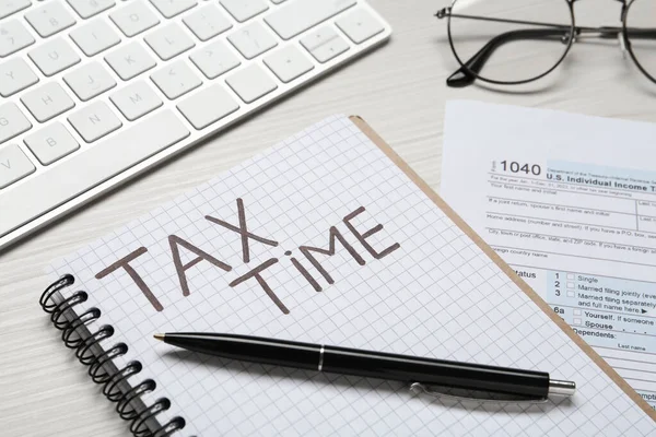 Notizbuch Mit Den Worten Tax Time Dokumenten Tastatur Und Brille — Stockfoto