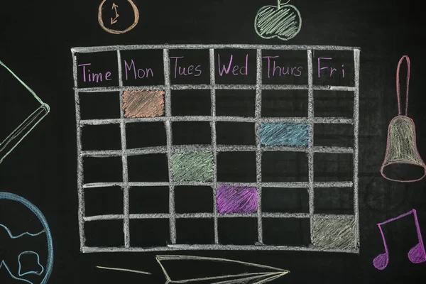 用彩色粉笔画在黑板上的每周学校时间表 — 图库照片