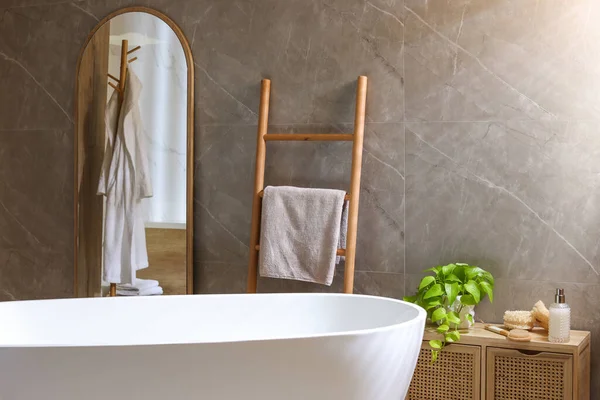 Stilvolles Badezimmer Mit Weißer Badewanne Gestaltungsidee — Stockfoto
