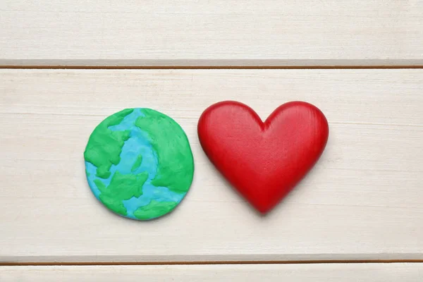 Feliz Día Tierra Plasticine Planeta Corazón Decorativo Sobre Mesa Madera —  Fotos de Stock