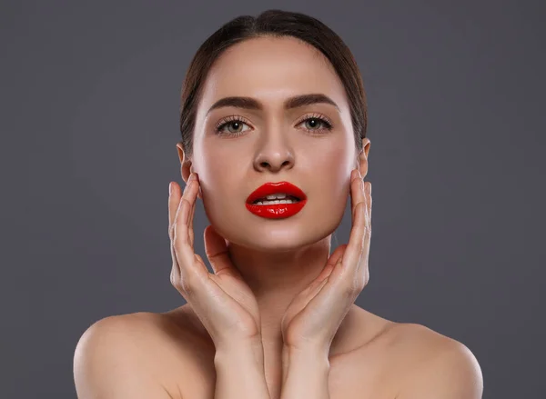 Jeune Femme Avec Maquillage Lèvres Rouges Sur Fond Gris — Photo