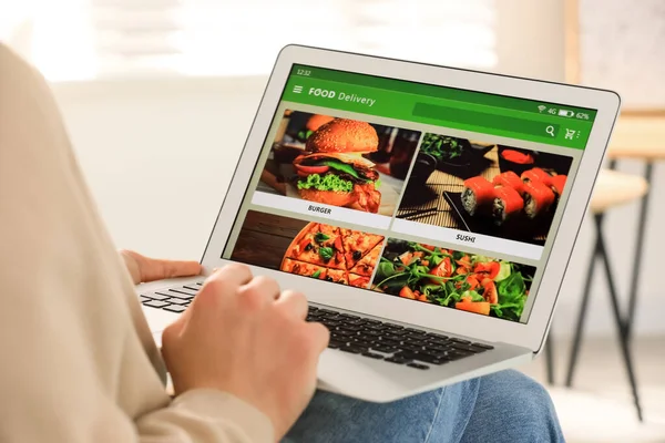 Mężczyzna Korzystający Laptopa Zamawiania Jedzenia Online Domu Zbliżenie Pojęcie Usługi — Zdjęcie stockowe