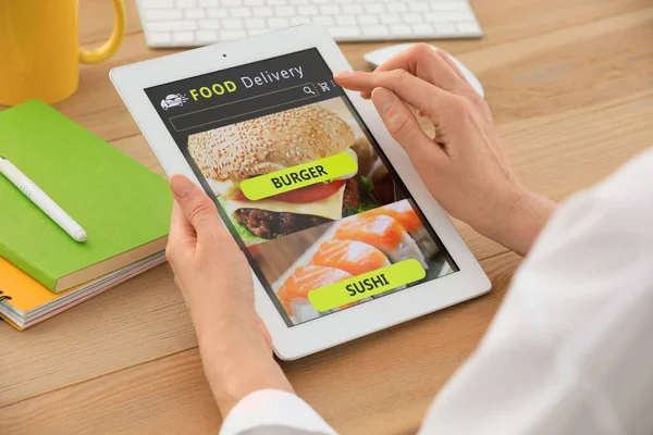 Használja Tabletta Rendelni Élelmiszer Online Asztalnál Beltéri Közelkép Kézbesítési Szolgáltatás — Stock Fotó