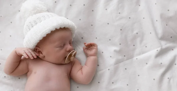 Bebê Recém Nascido Bonito Chapéu Malha Branco Dormindo Cama Vista — Fotografia de Stock