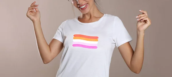 Mujer Joven Vistiendo Camiseta Blanca Con Bandera Lesbiana Sobre Fondo —  Fotos de Stock