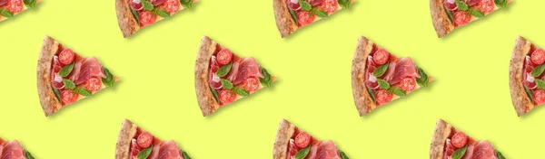 Fatias Deliciosas Pizzas Fundo Amarelo Flat Lay Design Padrão Sem — Fotografia de Stock