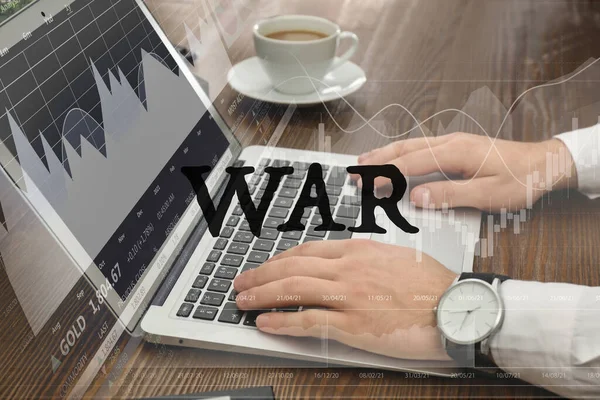 戦争が株式交換に与える影響 テーブルでノートパソコンを使う男と評価グラフのイラスト — ストック写真