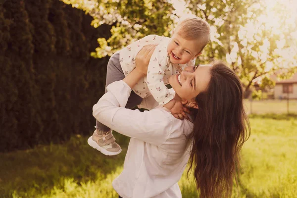 Щаслива Мати Грає Своєю Милою Дитиною Парку Сонячний День — стокове фото