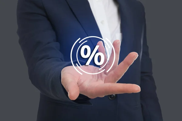 Hombre Mostrando Signo Porcentaje Virtual Sobre Fondo Gris Primer Plano — Foto de Stock