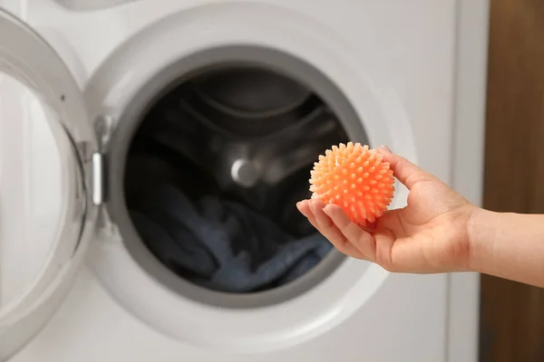 Vrouw Zet Droger Bal Wasmachine Close — Stockfoto