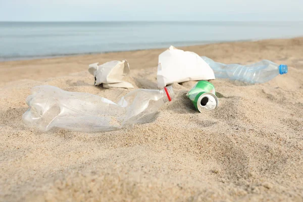 Afval Verspreid Het Strand Bij Zee Recyclingprobleem — Stockfoto