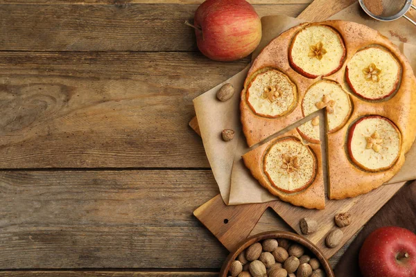 Nutmeg tohumları, lezzetli elmalı turta ve ahşap masada taze meyveler, düz yatak. Metin için boşluk
