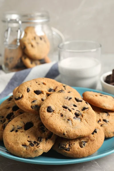 Plate Delicious Chocolate Chip Cookies Grey Marble Table Closeup — стоковое фото