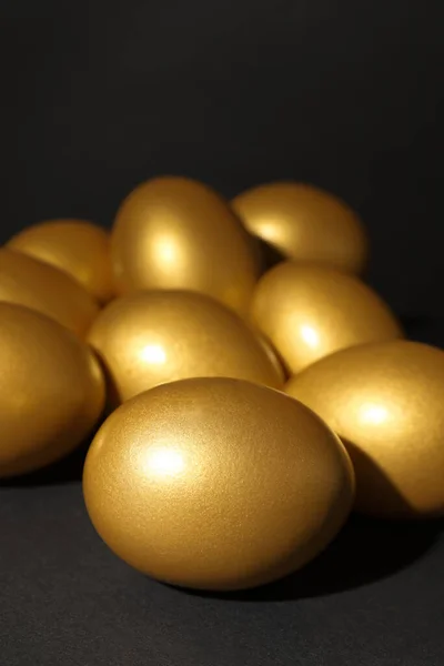 Many Shiny Golden Eggs Black Background — Zdjęcie stockowe