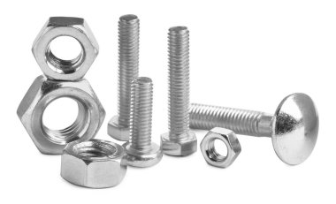 Beyaz arka planda farklı metal cıvatalar ve fındıklar