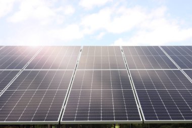 Güneşli bir günde güneş panelleri açık havada. Alternatif enerji