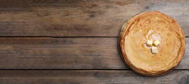 Ahşap masada erimiş tereyağlı leziz krep yığını, yazı için yeri olan üst manzara. Pankart tasarımı