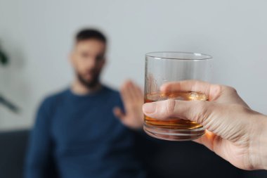 İçerde viski içmeyi reddeden adam, yakın plan. Alkol bağımlılığı tedavisi