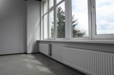 Pencereli ve radyatörlü modern ofis. İç tasarım