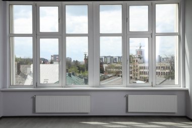 Pencereli ve radyatörlü modern ofis. İç tasarım