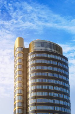 Güneşli bir günde modern binanın güzel manzarası