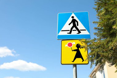 Şehir caddesinde farklı trafik işaretleri, metin için boşluk