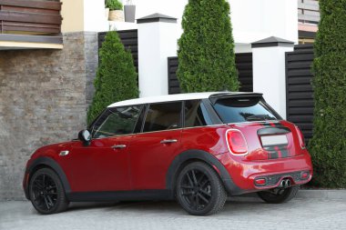 Lviv, Ukrayna - 10 Mayıs 2022: Red Mini Cooper S açık hava parkı
