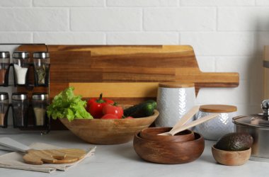 Mutfakta farklı mutfak aletleri ve taze sebzeler var.