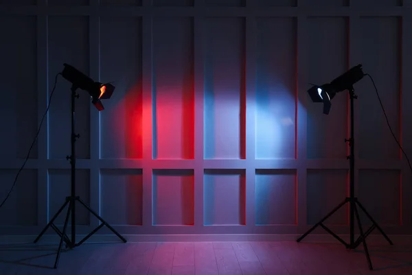 Karanlık Odada Duvarın Yanında Parlak Kırmızı Mavi Spot Işıkları Metin — Stok fotoğraf
