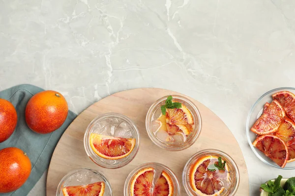 Deliciosa Bebida Refrescante Con Naranja Siciliana Sobre Mesa Mármol Gris — Foto de Stock