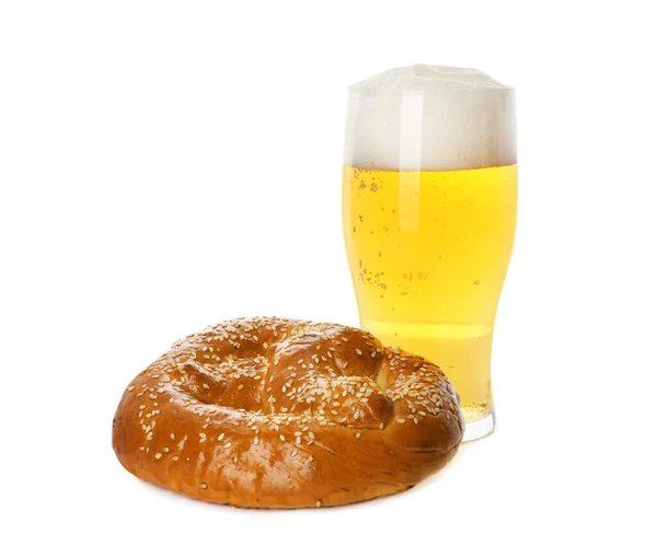 Lekker Vers Gebakken Krakeling Glas Bier Witte Achtergrond — Stockfoto