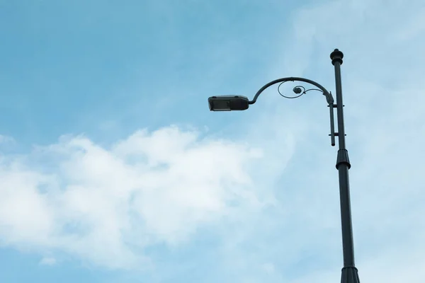 Lâmpada Rua Contra Céu Nublado Espaço Para Texto — Fotografia de Stock