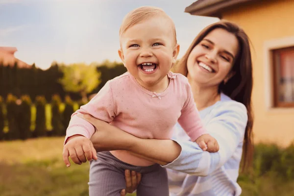 Gelukkig Moeder Spelen Met Haar Schattig Baby Achtertuin Zonnige Dag — Stockfoto