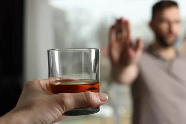 Человек Отказывается Пить Виски Помещении Крупным Планом Лечение Алкогольной Зависимости — стоковое фото
