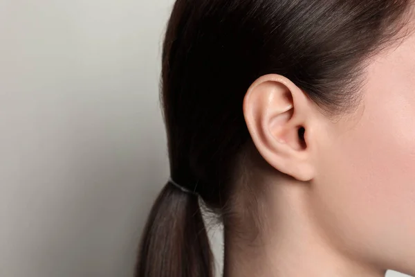 Mujer Sobre Fondo Claro Primer Plano Oreja Espacio Para Texto — Foto de Stock