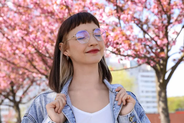 Hermosa Joven Mujer Cerca Árboles Sakura Florecientes Parque —  Fotos de Stock