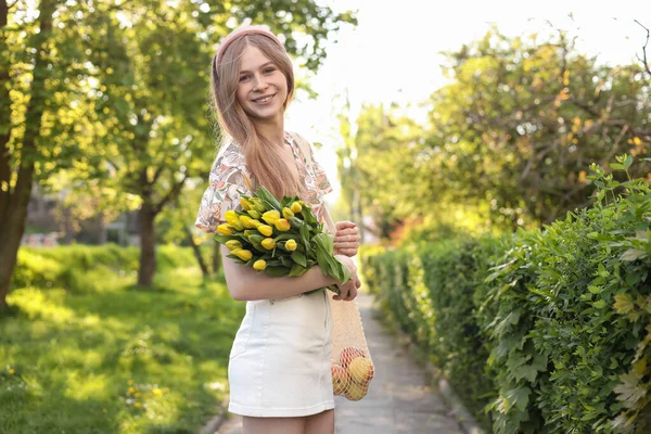 Hermosa Adolescente Con Ramo Tulipanes Amarillos Manzanas Parque Día Soleado —  Fotos de Stock