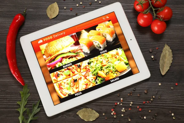 Modern Tabletta Nyitott Oldalon Online Élelmiszer Rendelés Körül Szétszórt Termékek — Stock Fotó