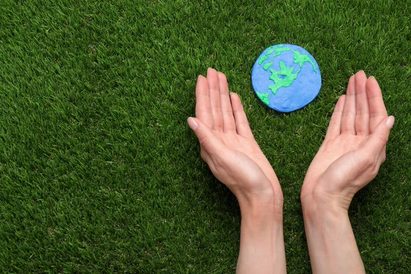 Feliz Dia Terra Mulher Com Planeta Plasticina Grama Verde Vista — Fotografia de Stock