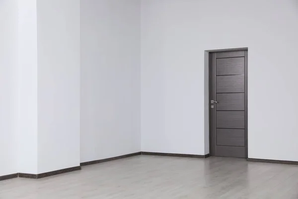 暗い木製のドアで空のオフィス インテリアデザイン — ストック写真