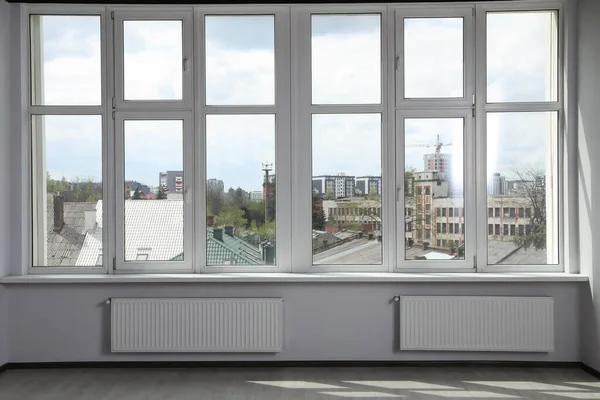 Современный Офис Окнами Радиаторами Дизайн Интерьера — стоковое фото