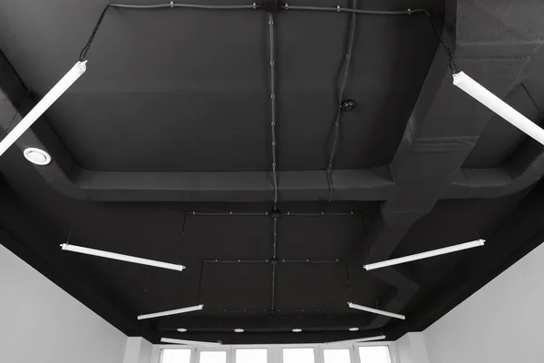 Plafond Noir Avec Éclairage Dans Salle Bureau — Photo